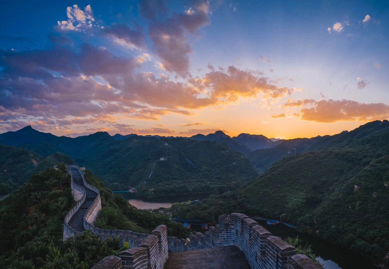Walk the Great Wall in the Golden Hours — travel photographs