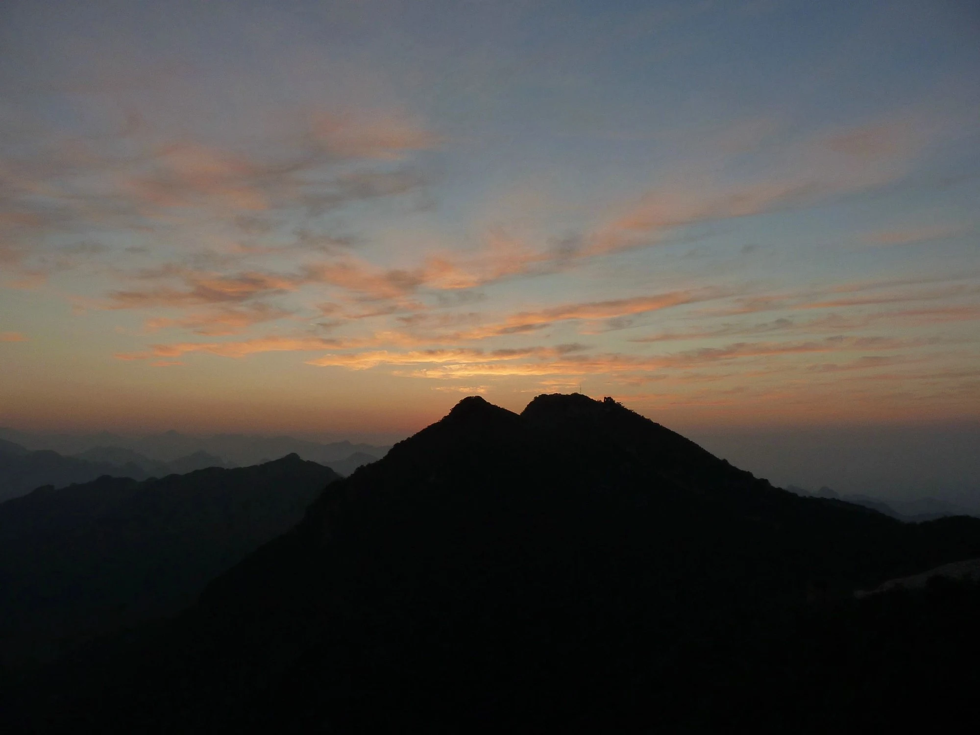 1R2: Sunrise at Gubeikou and a Walk toward Jinshanling — travel photographs